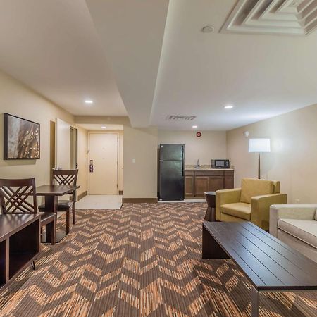 Doubletree By Hilton Lawrence Hotel Buitenkant foto