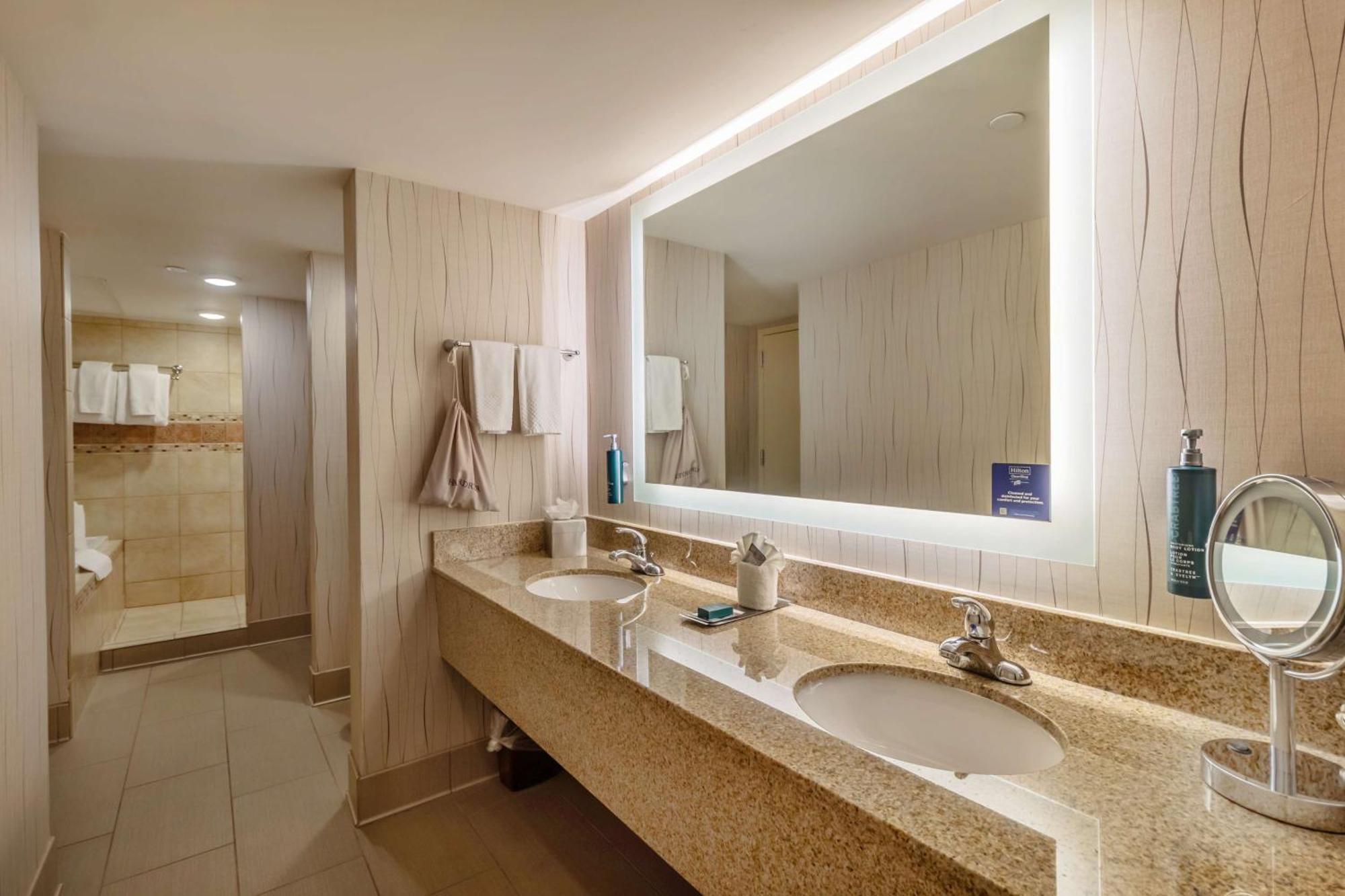Doubletree By Hilton Lawrence Hotel Buitenkant foto