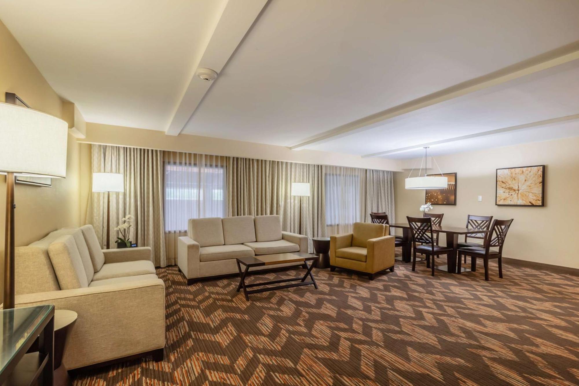 Doubletree By Hilton Lawrence Hotel Buitenkant foto