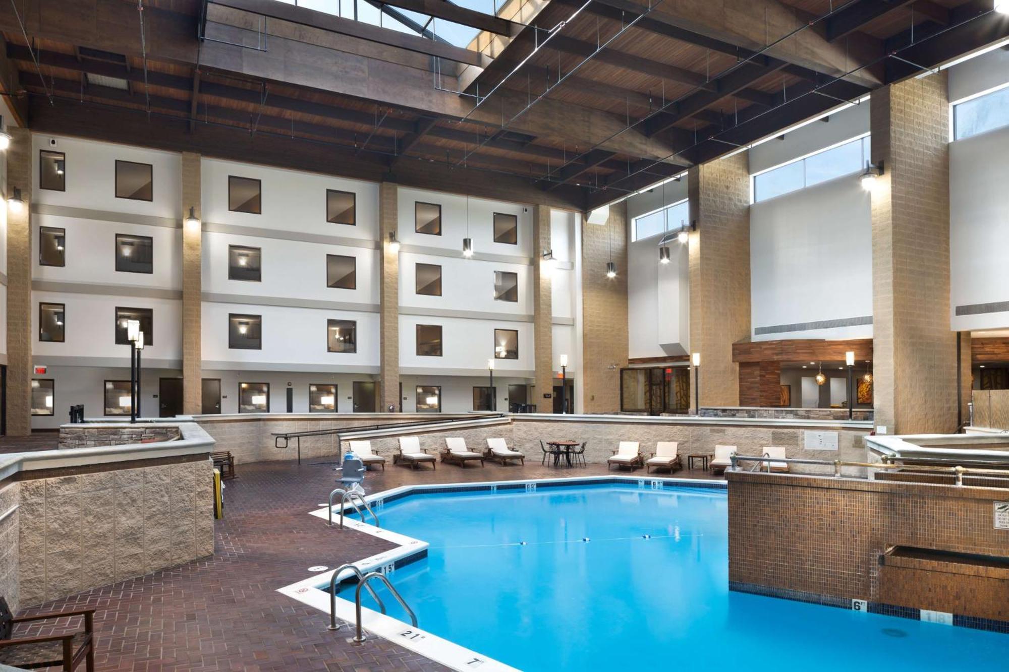 Doubletree By Hilton Lawrence Hotel Buitenkant foto