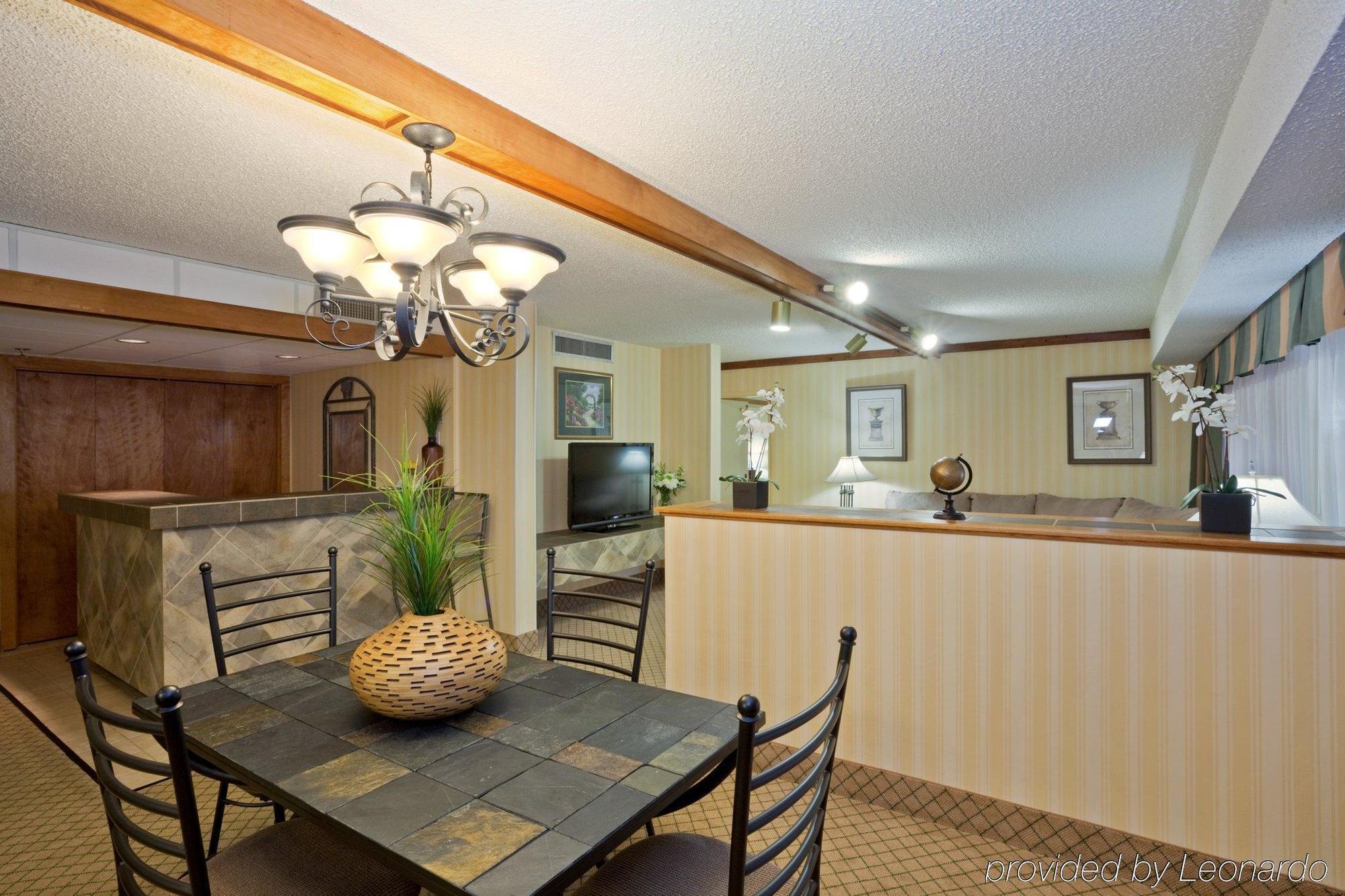 Doubletree By Hilton Lawrence Hotel Buitenkant foto