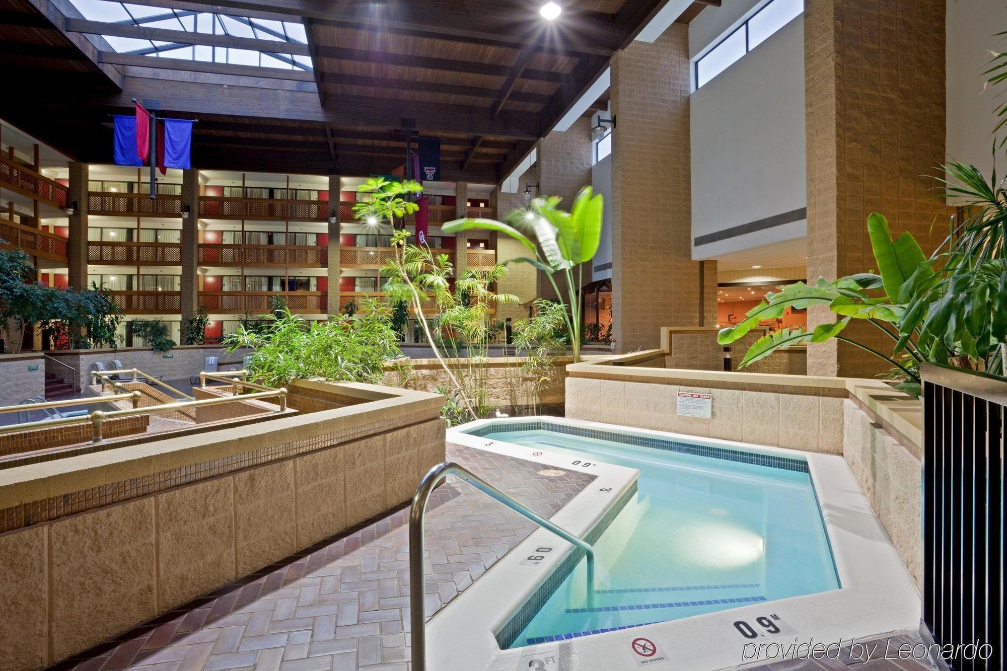 Doubletree By Hilton Lawrence Hotel Buitenkant foto