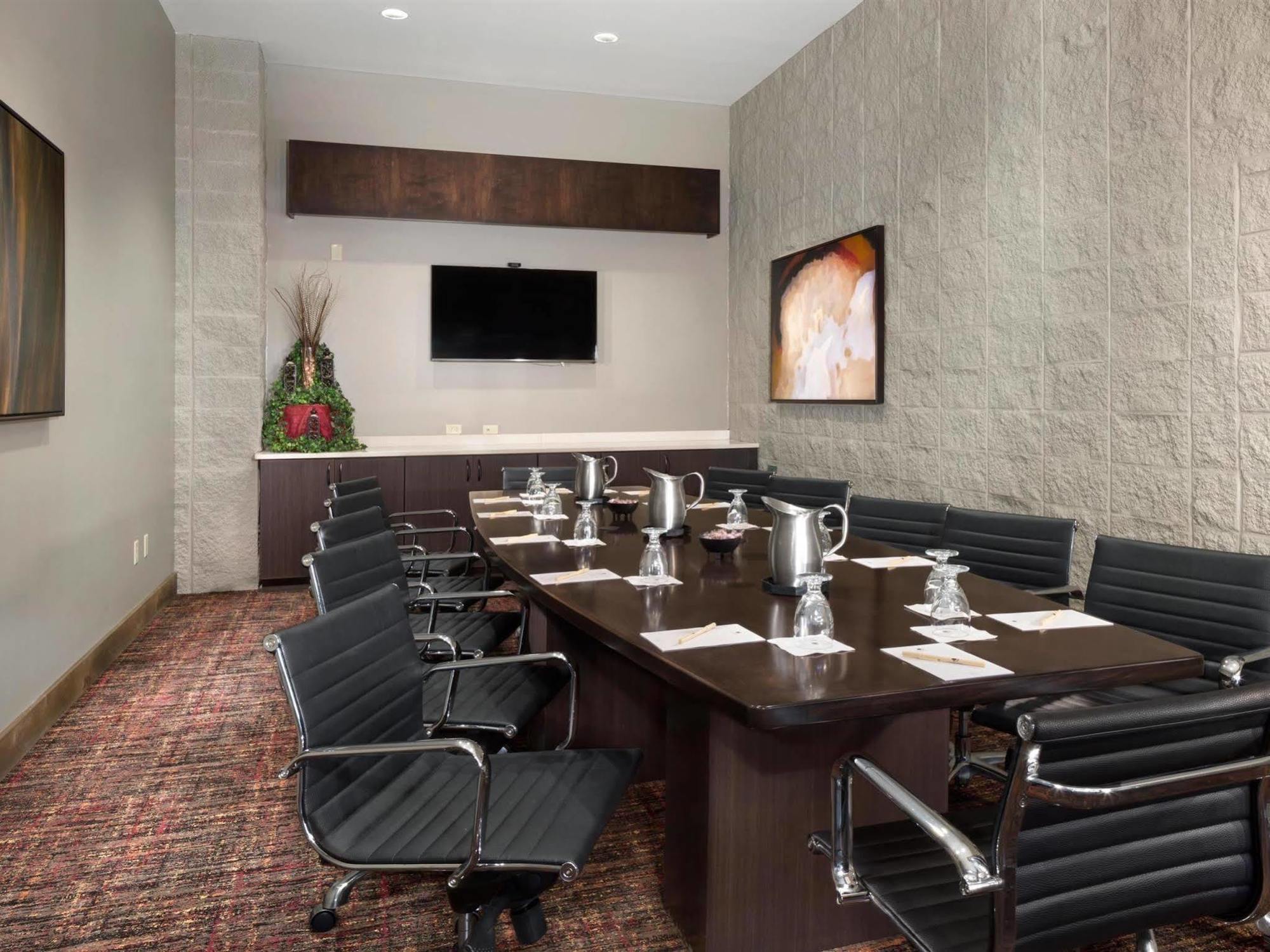 Doubletree By Hilton Lawrence Hotel Buitenkant foto
